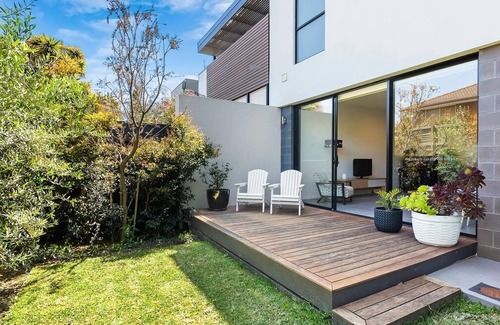 Melbourne House | Como Villa | Family Retreat Close to Beach & Shops