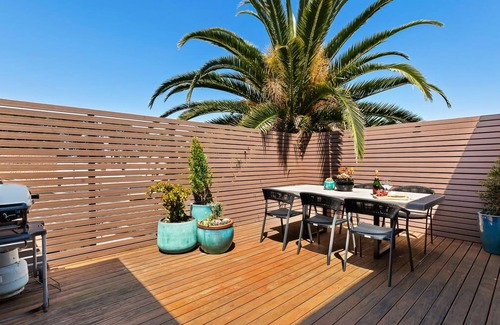 Melbourne House | Como Villa | Family Retreat Close to Beach & Shops