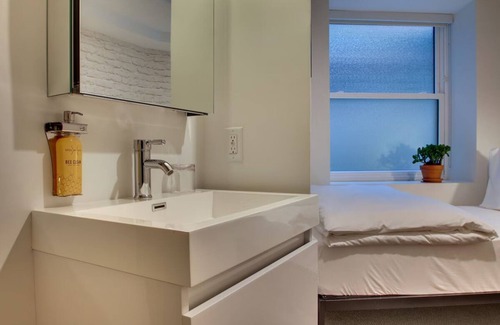 Foggy Bottom Hotel | Compact & Contemporary Stay Ideal for Business Travelers – Work & Relax