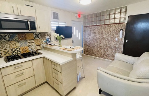 Bucana Apartment | Compact Haven with Private Entrance and FREE Parking and Laundry