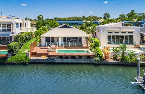 Biggera Waters House | Compass Drive · 'Little Egypt' - Family Friendly Waterfront & Pool