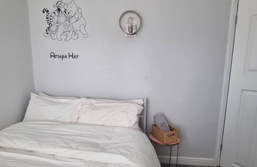 Redbridge House | Compfy Double bed & free parking