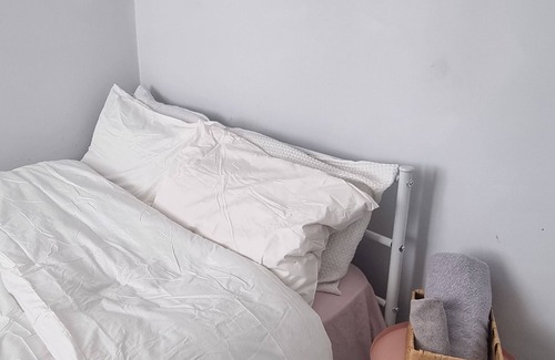 Redbridge House | Compfy Double bed & free parking