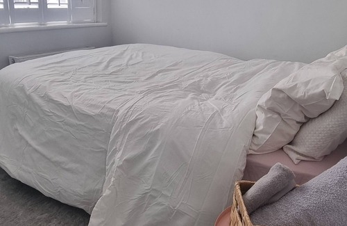 Redbridge House | Compfy Double bed & free parking