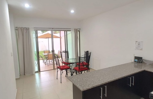 Merida Municipality House | Complete house "Azucenas" Wifi, A/C, Netflix, Pool, 24 hrs. security.