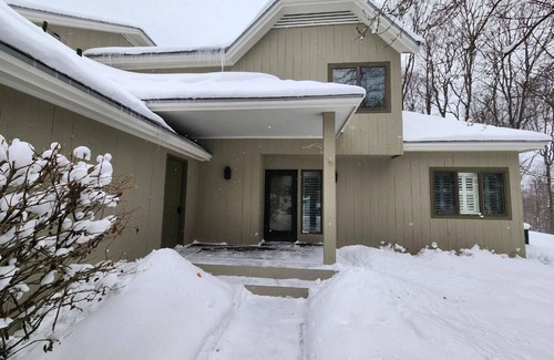 Birchwood Farms Condo | Completely remodeled Up North condo near clubhouse at Birchwood Farms