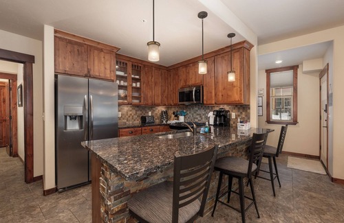 Fraser Condo | Condo near slopes w/deck views & fireplace