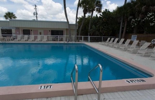 Golden Beach Apartment | Condo on Venice Island. Private access to Golden Beach within 3 minute walk.