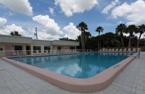 Golden Beach Apartment | Condo on Venice Island. Private access to Golden Beach within 3 minute walk.