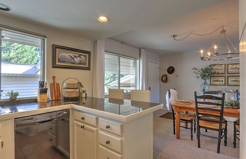 Carbondale Condo | Condo Overlooking Pond w/2 Fly Fishing Badges, Golf, Tennis & 24 Mi. to Aspen!