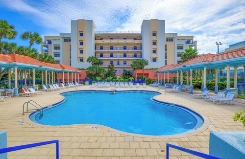 New Smyrna Beach Condo | 🌴🐠Condo w/Short Walk to Private Beach Access 🏖️ & Loaded w/Amenities 🌊🎾🏀