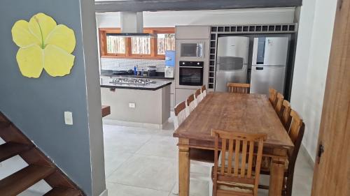 Maresias House | Condominio Vila dos Tucanos Canto Moreira 1 quadra da praia , 4 quartos , 3 banheiros ,q tenis, piscina , churrasqueira privativa ,portaria 24 hs