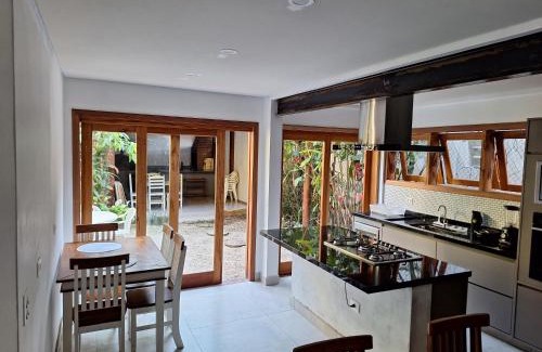 Maresias House | Condominio Vila dos Tucanos Canto Moreira 1 quadra da praia , 4 quartos , 3 banheiros ,q tenis, piscina , churrasqueira privativa ,portaria 24 hs
