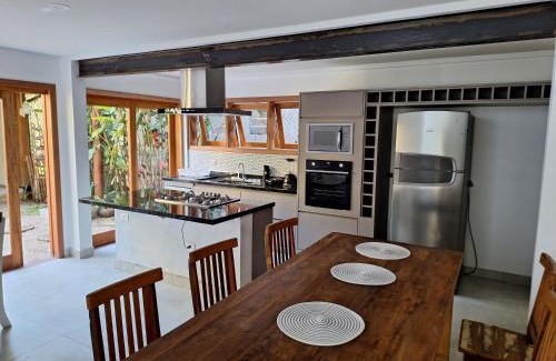 Maresias House | Condominio Vila dos Tucanos Canto Moreira 1 quadra da praia , 4 quartos , 3 banheiros ,q tenis, piscina , churrasqueira privativa ,portaria 24 hs