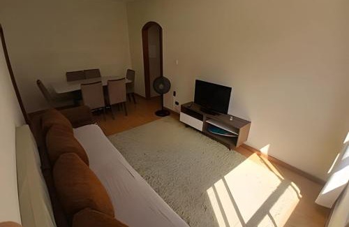 Gonzaga Apartment | Conforto familiar – Wi-Fi veloz e 1 min da praia
