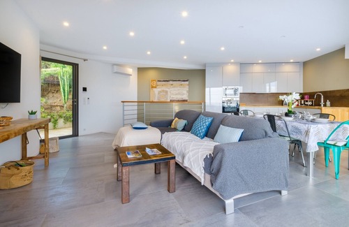 Les Termes Villa | Contemporary villa with panoramic views over the bay of Cannes and private swimming pool.