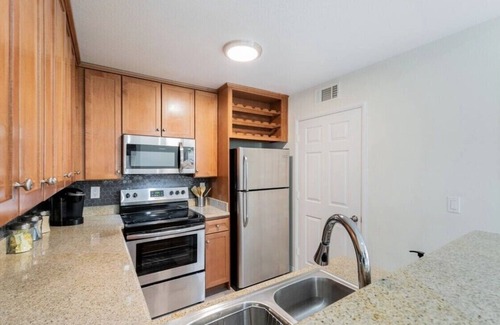 Spring Valley Condo | Contemporary 1 bed/bath luxury apt near the strip