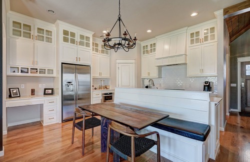 Edmond House | Contemporary 3 BD/2B home in Edmond