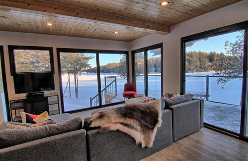 Rosseau Cottage | Contemporary 4 Bdrm, 3 Bath Cottage on Rosseau! Sandy Beach + Boatport!