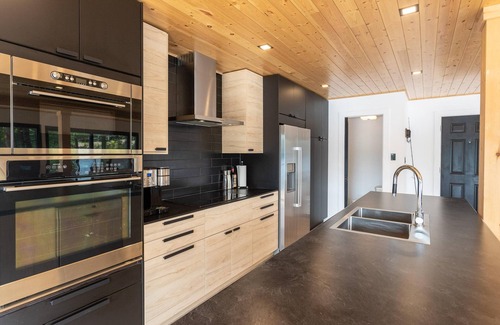 Rosseau Cottage | Contemporary 4 Bdrm, 3 Bath Cottage on Rosseau! Sandy Beach + Boatport!