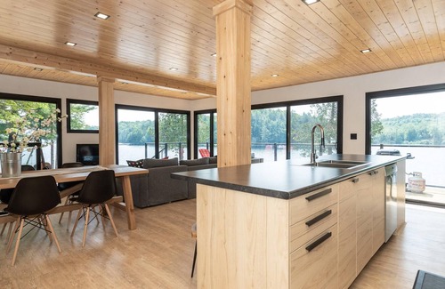 Rosseau Cottage | Contemporary 4 Bdrm, 3 Bath Cottage on Rosseau! Sandy Beach + Boatport!