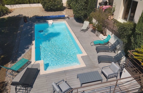 Les Angles Villa | Contemporary air-conditioned villa with pool and garden; very close to Avignon.