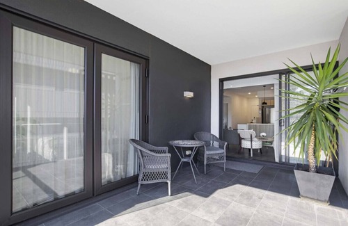 Kangaroo Point Apartment | Contemporary Apt, Premium Local, WiFi, Wine, Cafes