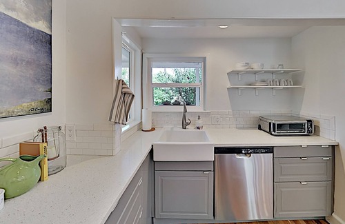 Bay Ho House | Contemporary Bungalow: Game Room, Fireplace & Fruit Trees ' 10 Mins to Beach