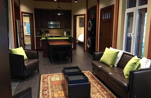 Salt Spring Island Cabin | Contemporary Cottage with Private Forest Backyard. Steps to Sea & Pet-Friendly!