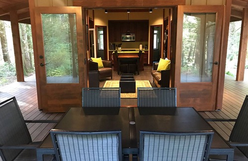 Salt Spring Island Cabin | Contemporary Cottage with Private Forest Backyard. Steps to Sea & Pet-Friendly!