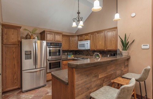 Barker House | Contemporary Comfort with Quick WiFi and a Gorgeous Backyard