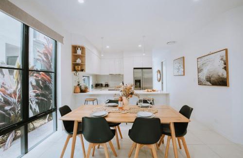 Coolum Beach House | Contemporary Coolum Beach Abode