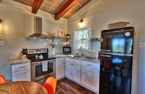 Canyon Lake Cottage | Contemporary Cottage for 6 guests! Great Family Getaway!
