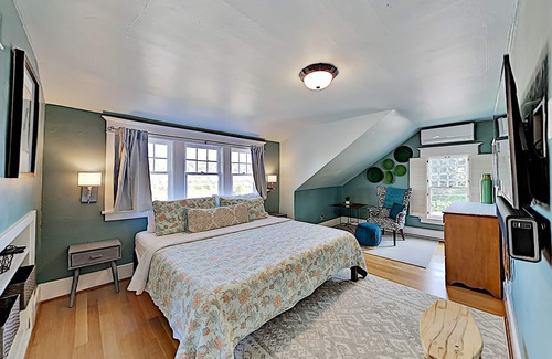 Southeast Magnolia House | Contemporary Craftsman: Skyline Views, A/C, Epic Outdoor Entertaining Space