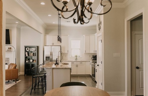 Lake Charles House | Contemporary| Fast Wifi| Comfortable