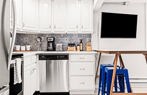 West Colfax Apartment | Contemporary Finishes | Studio | Sloan's Lake 30+