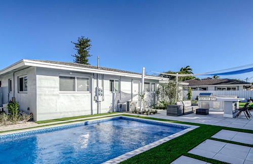 South Corals House | Contemporary gem near the beach with private heated pool & putting green
