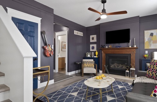 The Gate House | Contemporary Home | Sleeps 12 | Close to Downtown