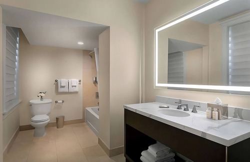 Central West End Hotel | Contemporary Hotel in Central West End District! 3 Spaces, Parking, Outdoor Pool