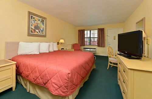 Meridian House | Contemporary King Room w/ Sophisticated Atmosphere