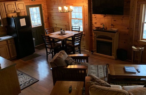 Wallenpaupauk Lake Estates Cabin | Contemporary Log Cabin : 2 Blocks from Lake Wallenpaupack, Located in WLE