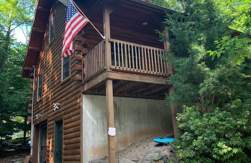 Wallenpaupauk Lake Estates Cabin | Contemporary Log Cabin : 2 Blocks from Lake Wallenpaupack, Located in WLE