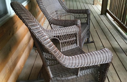Wallenpaupauk Lake Estates Cabin | Contemporary Log Cabin : 2 Blocks from Lake Wallenpaupack, Located in WLE
