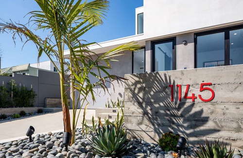 Hill Section House | Contemporary luxurious Tree section home
