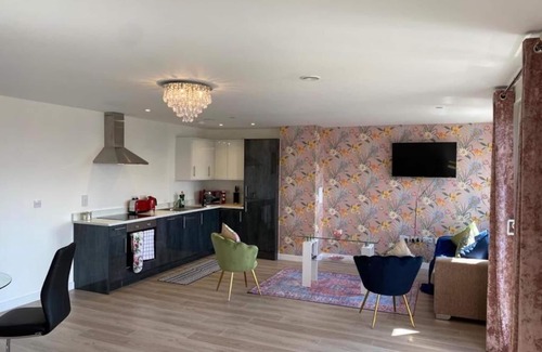Peterborough Apartment | Contemporary Penthouse with Two City view Terraces & free onsite gates Parking