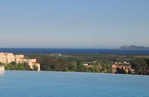 Hyeres Villa | Contemporary pool villa with sea view facing the islands of Porquerolles and Port Cros