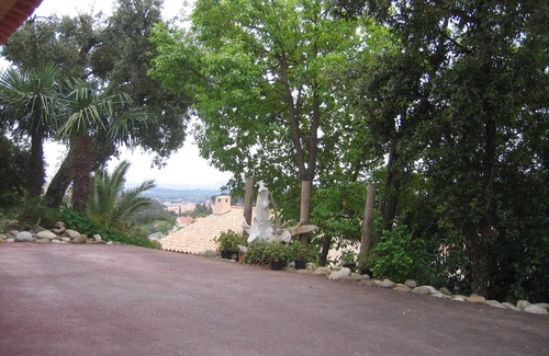 Hyeres Villa | Contemporary pool villa with sea view facing the islands of Porquerolles and Port Cros