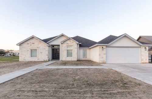 Eagle Pass House | CONTEMPORARY SPACIOUS STAY