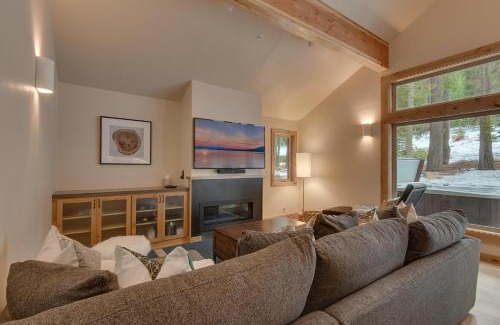 Truckee House | Contemporary Tahoe Donner 3BR Hot Tub- Pet Friendly- Amenity Access