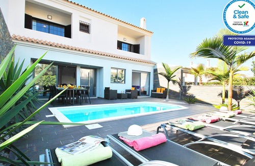 Urbanizacao dos Calicos Villa | CONTEMPORARY VILLA W/ PRIVATE HEATABLE POOL, BBQ & WI-FI,ONLY 5 MIN FROM BEACH